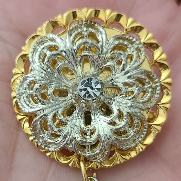 VINTAGE 3D GOLD & SILVER WREATH MEDALLION ANGEL MARY COIN BROOCH FUR PIN - Picture 2 of 11